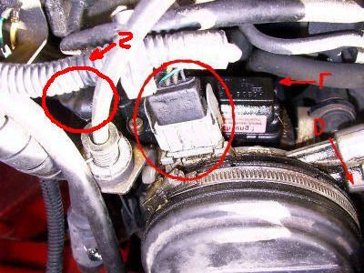 Dieses Bild zeigt den Drosselklappenkörper. Am umkreisten, nicht beschrifteten Stecker sind die Einspritzdüse und der Gemischtemperaturfühler angeschlossen.