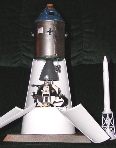 104 Chinesisches bemanntes Raumschiff SZENGDU Mit angedocktem Stationsmodul Modell MST 1:72 105 Apollo- Kommandokapsel mit Mondlandefähre im Saturn V
