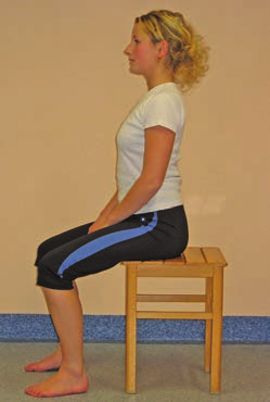 Wichtige Voraussetzungen zum Ausführen der Übungen ist das Element der aufrechten Körperhaltung. Sitzhaltung: Die Höhe des Sitzes sollte so gewählt werden, dass das Gesäß etwas höher ist als die Knie.