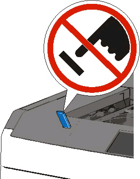Wenn Sie das Flash-Laufwerk in einer Situation anschließen, in der ein Benutzereingriff erforderlich ist (beispielsweise bei Papierstaus), ignoriert der Drucker das Laufwerk.