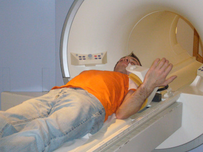 2.3 MRT- Diagnostik Zusätzlich zu den o.a. Maßnahmen wurde bei allen Patienten eine MRT-Untersuchung durchgeführt. Unmittelbar nach Trauma (max.