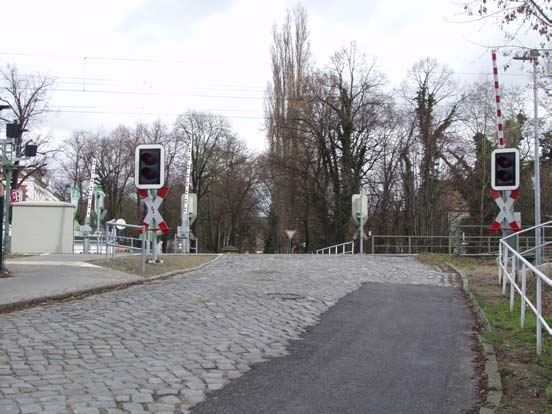 25 Bahnübergang BÜ km 43,8 Berliner Straße (L 742) in Groß Köris Blinklicht-BÜ: Anspruchsvolle Verhältnisse - bestehende Rückstaugefahr u. a. wegen der Zufahrt zum Penny-Einkaufsmarkt!