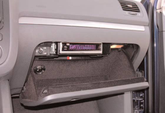 Einbau Multimedia Komponenten ie MI 2200 wird im Kofferraum hinten links hinter der Abdeckung eigebaut und mit Schaumstoff fixiert. MI 2200 er V Player V 6100 wird im Handschuhfach montiert.