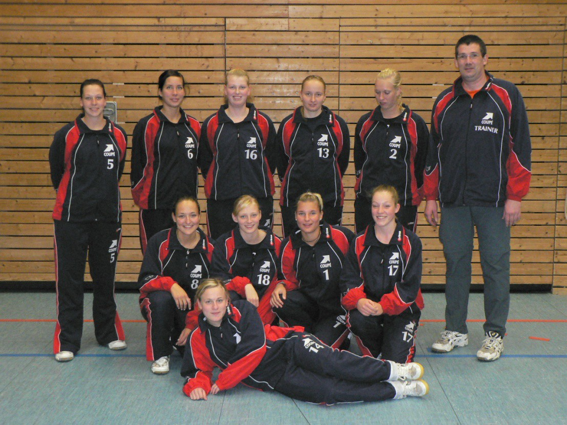 60 Jahre Volleyball in Greifswald (2000-er) HSG Universität Greifswald Regionalliga Nord 2003/04: #4 Spielertrainerin Ilka Röser, #2 Carolin Darmer (ab 2009/10 2. BL beim 1.VC Stralsund); h.v.l. S. Skrodzki, S.