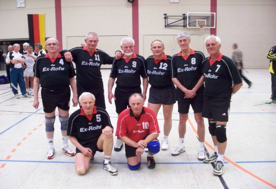 60 Jahre Volleyball in Greifswald (2000-er) Volleyball kann man auch mit über 60 spielen 2008: Die langjährigen Kontrahenten SV Reudnitz/ Leipzig (blau) und Uni Greifswald nach dem Spiel um Platz 5