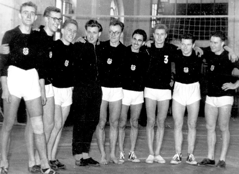 60 Jahre Volleyball in Greifswald (1950-er) DDR-Liga-Team HSG Wissenschaft Greifswald Mitte der 50-er Jahre u.a. mit Sigurd Schulz, Hein Hartwich, Klaus Ludwig, Peter-Volker Springborn, Dieter Posner, Horst Präkel (re.