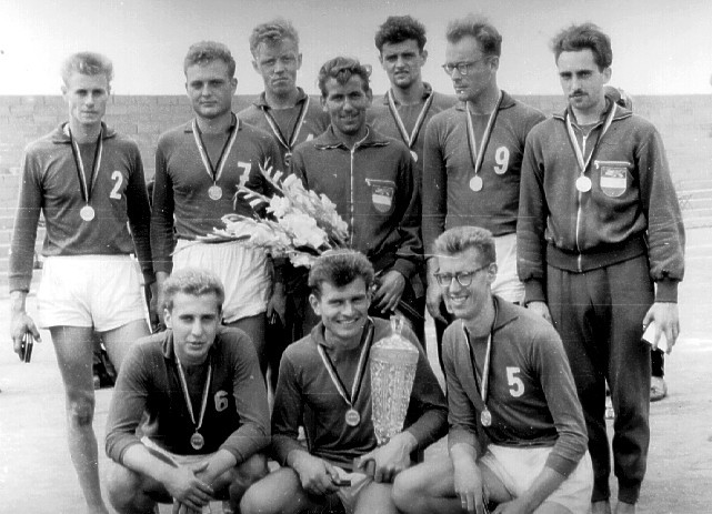 60 Jahre Volleyball in Greifswald (1950-er) Die Mädchen und Frauen spielten bis Ende der 50-er Jahre in der Bezirksliga Rostock, während die Männer zwischenzeitlich in der DDR-Liga (2.