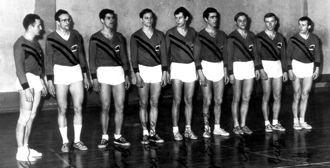 60 Jahre Volleyball in Greifswald (1960-er) Deutscher Studentenmeister der DDR 1967 Universität Greifswald h.v.l.n.r. Dr. Günter Kopp, Achim Maletzke, Horst Wurster, Uwe Wurster, Helmut Dietz, vorn v.