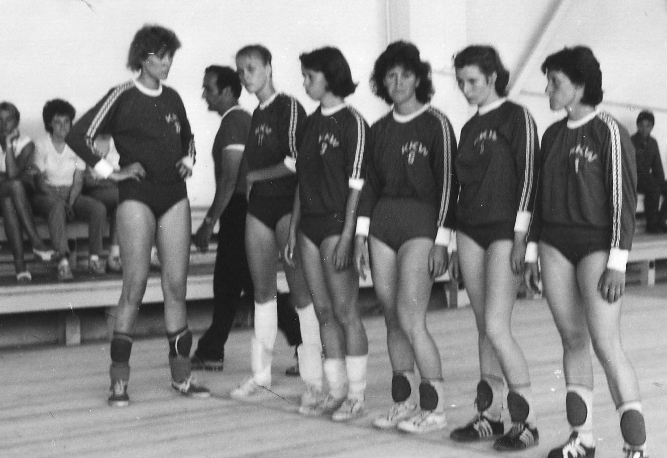 60 Jahre Volleyball in Greifswald (1980-er) Das letzte gemeinsame Turnier des alten KKW-Kaders 1982 (h.v.l. K. Winter, F. Kibittel, P. Diedrich, A. Maletzke, U. Wurster, T. Segebarth, A. Gibb, v.v.l. M. Ryk, G.