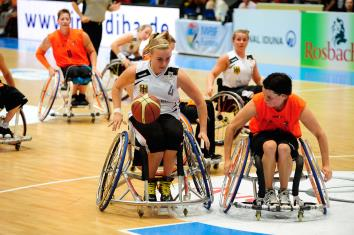 Rollstuhl-Sportverband bei seinen Aufgaben, um möglichst viele Rollstuhlfahrer zum Sporttreiben zu motivieren.