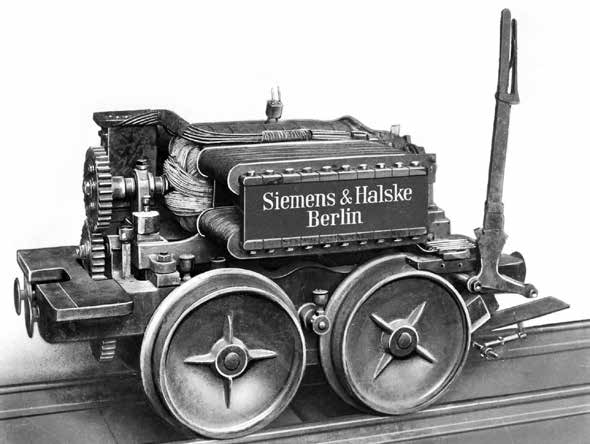 16 Die erste elektrische Lokomotive der Firma Siemens & Halske aus dem Jahr 1879 Stromversorgung, was durch die großtechnische Anwendung des Drehstroms Anfang der 1890er Jahre möglich wurde.