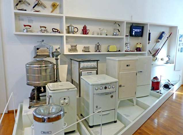 Seite 100 von 193 Bild oben: Treppenhaus im Museum der Alltagskultur. Bild oben: alte Waschmaschinen und andere Küchen- bzw.