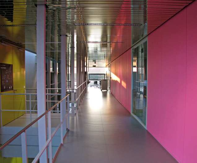 Seite 122 von 193 Bilder oben und unten: das Innere des HLRS-Gebäudes glänzt in fröhlichen Farben.