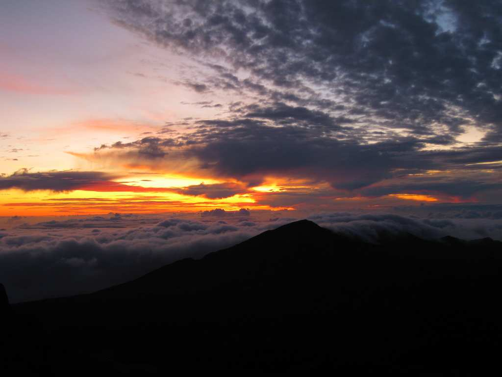 Viele Besucher und Einheimische stehen besonders früh auf, um zum Haleakala Visitor Center auf 9740 Fuß (2968 m) Höhe zu fahren dem besten Ort, um den Sonnenaufgang zu beobachten.