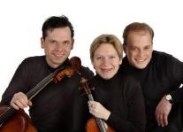 Seite 4 26. September 2004 Programm zum Dvorak-Jahr zum Saisonauftakt interpretierte das Vuillaume-Trio das Klaviertrio in B-Dur op.