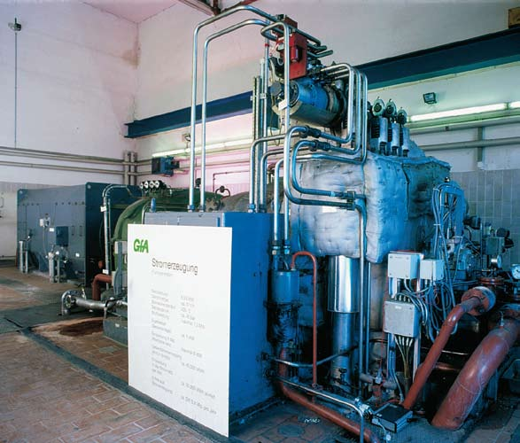 Energieträger Strom Der Wasser-Dampf-Kreislauf Das in den Feuerraumwänden zirkulierende Wasser wird durch die Verbrennungswärme verdampft und dieser Dampf bei 40 bar Druck auf 400 C überhitzt.