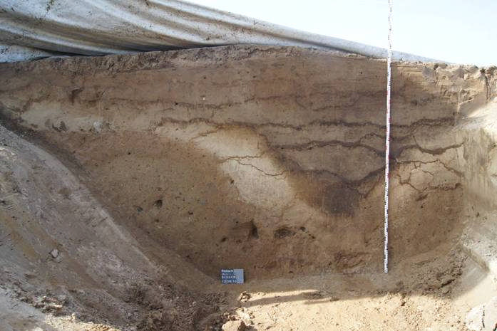 tieferen Niveaus ausgingen, also wohl in neolithische Zeit gehörten. Die im obigen Bild gezeigte Grube enthielt auch eine unverzierte neolithische Scherbe.