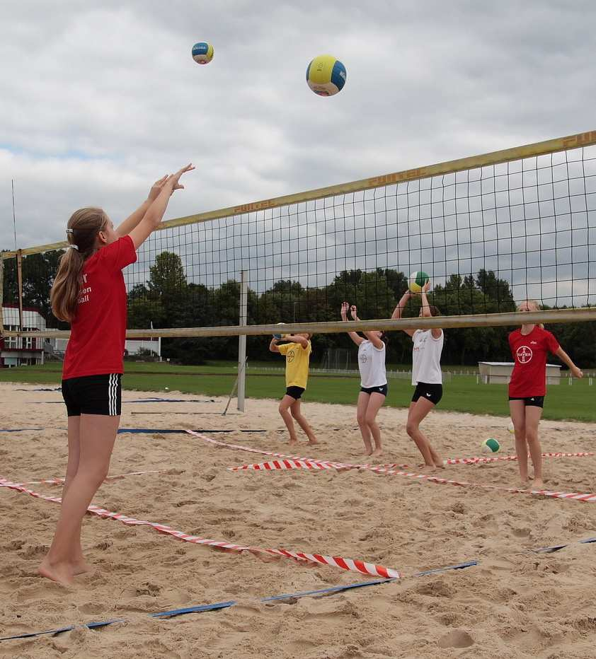 Dritte Lerneinheit: Miteinander volley pritschen 8) Spiel 1 mit 1 Ball über das Netz zupritschen Handlungshinweise: - Schließe deine Bewegungen (Laufen und Drehbewegung) vor Ballberührung ab und