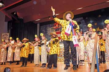 INFOS REGIONAL Erste LWK Kinder- und Jugendprunksitzung in Ellhofen ist ein Erfolg Närrisches Tanzspektakel und Spaß von der Bütt Die Premiere der ersten Kinderund Jugendprunksitzung des