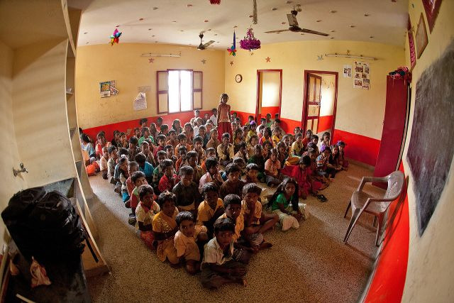 1. Kindertagesstätte Tiruvannamalai Unser Kidscenter wird täglich von rund 180 Mädchen und Jungen aus ärmsten Verhältnissen besucht: Tagsüber kommen die Kleinsten in den Kindergarten, am frühen Abend