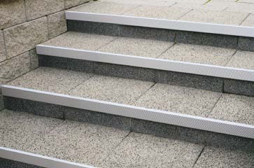 ALU STUFENKANTE 1200 mm 26,9 mm 52 mm 52 mm Alu-Stufenkante Art.-Nr. 15716645 Die elegante Lösung für eine optisch formschöne Gestaltung von Treppen und Stufen.