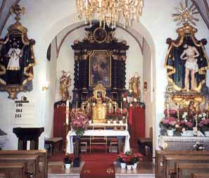 121 Der Altarraum der Pfarrkirche Sooß im Wandel der Zeit: rechts
