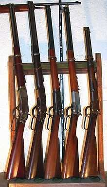 Modell 1892 Winchester-Karabiner, von links zwei Mod 73, Mod 94, zwei Mod 92 1892 folgte die kleine Schwester des Modell 86, die Winchester Modell 1892.