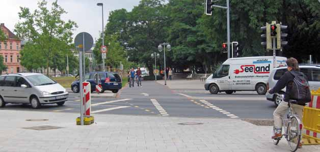 Radschnellwege auf Stadtstraßen Die Realisierung eines Radschnellwegs im städtischen Umfeld erfordert eine intensive Nutzungsabwägung, bei der in der Regel kleinteilige, situationsbedingte Lösungen