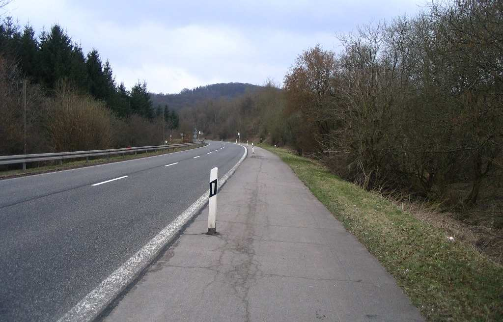 PGV Landesradverkehrsplan Saarland 105 nete Lösungen sein (Bild 6-32) (vgl. auch Grundsätze für Bau und Finanzierung von Radwegen im Zuge von Bundesstraßen ).