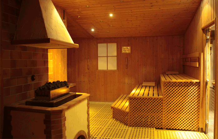 Innenbereich Sauna Duschen Flur mit Ablage Die angebotene Wellness- Anlage ist die am längsten b e stehende, im Privatbesitz (seit 1982) befindliche Ihrer Art im Rhein Main Gebiet.