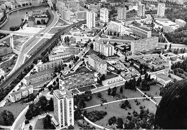 Interbau 1957 Luftaufnahme des Hansaviertels 1962 Die Stadt von Morgen zeichnete sich durch eine vielseitige Mischung der Bautypologie, ohne rechte Winkel oder gleiche Traufenhöhen in aufgelockerter,