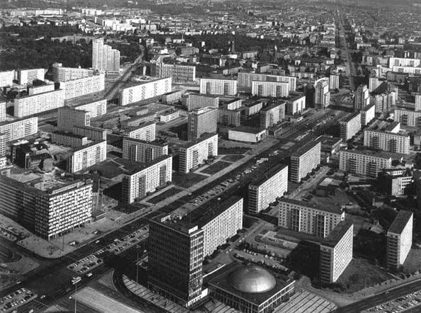 Karl-Marx-Allee II Luftaufnahme 1975 Blick vom Fernsehturm nach Osten Während der I.