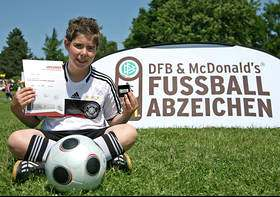 Jugendabteilung der SV Adler einen Unterschriftenball und einen selbst gebastelten Wimpel.
