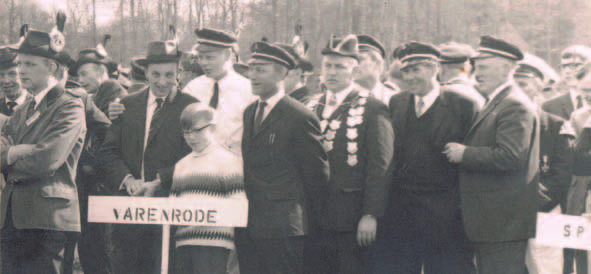 1964: König Heinz Geiger Von links: Oma Kück; Königin Christa Kück; König Heinz Geiger; Hermann Reekers Jubelfest in