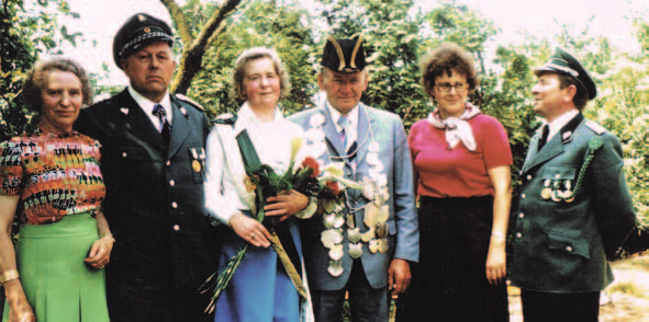 1975 König Alfons Imming Von links: Anni und Franz Knieper; Königspaar Johanna und Alfons Imming; Anneliese und Otto Büers 1979 König