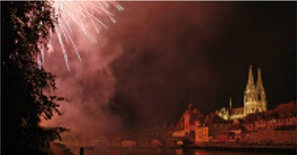 Den krönenden Abschluss bildete ein Feuerwerk, das gegen 22 00 Uhr an der Steinernen Brücke gezündet wurde. Viele der 2500 Mitglieder fuhren gegen Mitternacht nach Hause.