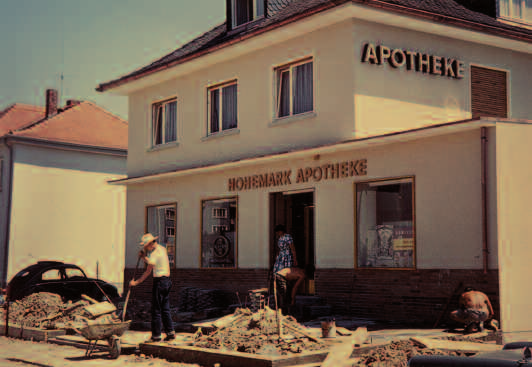 Von damals... Am 1. Juli 1961 eröffnete der Apotheker Horst Schulz-Isenbeck zusammen mit drei Mitarbeitern die HOHEMARK-APOTHEKE als 1. Apotheke im Oberurseler Norden und als 4.