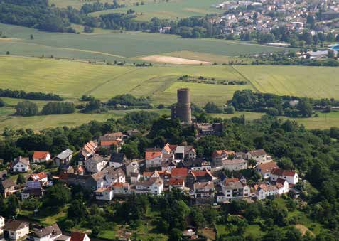 17 BIEBERTAL Blick von Burg Gleiberg auf die Burgruine Vetzberg Gleiberger Grafen. Vetzberg wurde erstmals urkundlich 1226 als Vogtisburg erwähnt und war demnach von einem Gleiberger Vogt bewohnt.