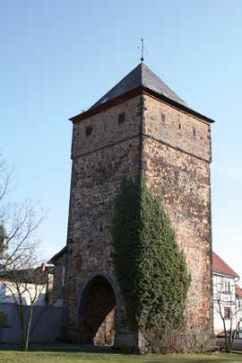 33 GIESSEN heutigen Form findet eine erste Erwähnung im Jahre 1458. Der Zweck des Torturmes zur Verteidigung lässt sich noch an der Schießscharte, auch Schlüsselscharte genannt, erkennen.