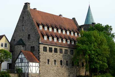GRÜNBERG Grünberg, Diebsturm ern aber gradflächig gehalten, wodurch hohe Kanten entstehen. Lange Zeit diente er als Gefängnis, daher auch sein Name.