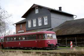 HEUCHELHEIM Kinzenbach, Alter Bahnhof und Heimatmuseum Kinzenbach, ev. Kirche Schienenbusse besichtigt werden.