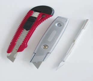 Schneiden mit dem Cutter Papier kann nicht nur mit einer Schere, sondern auch mit einem Cutter getrennt werden.
