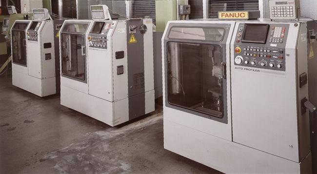 1982: Erste CNC Fräsmaschinen für Grafit Ein Programm musste über DNC satzweise in