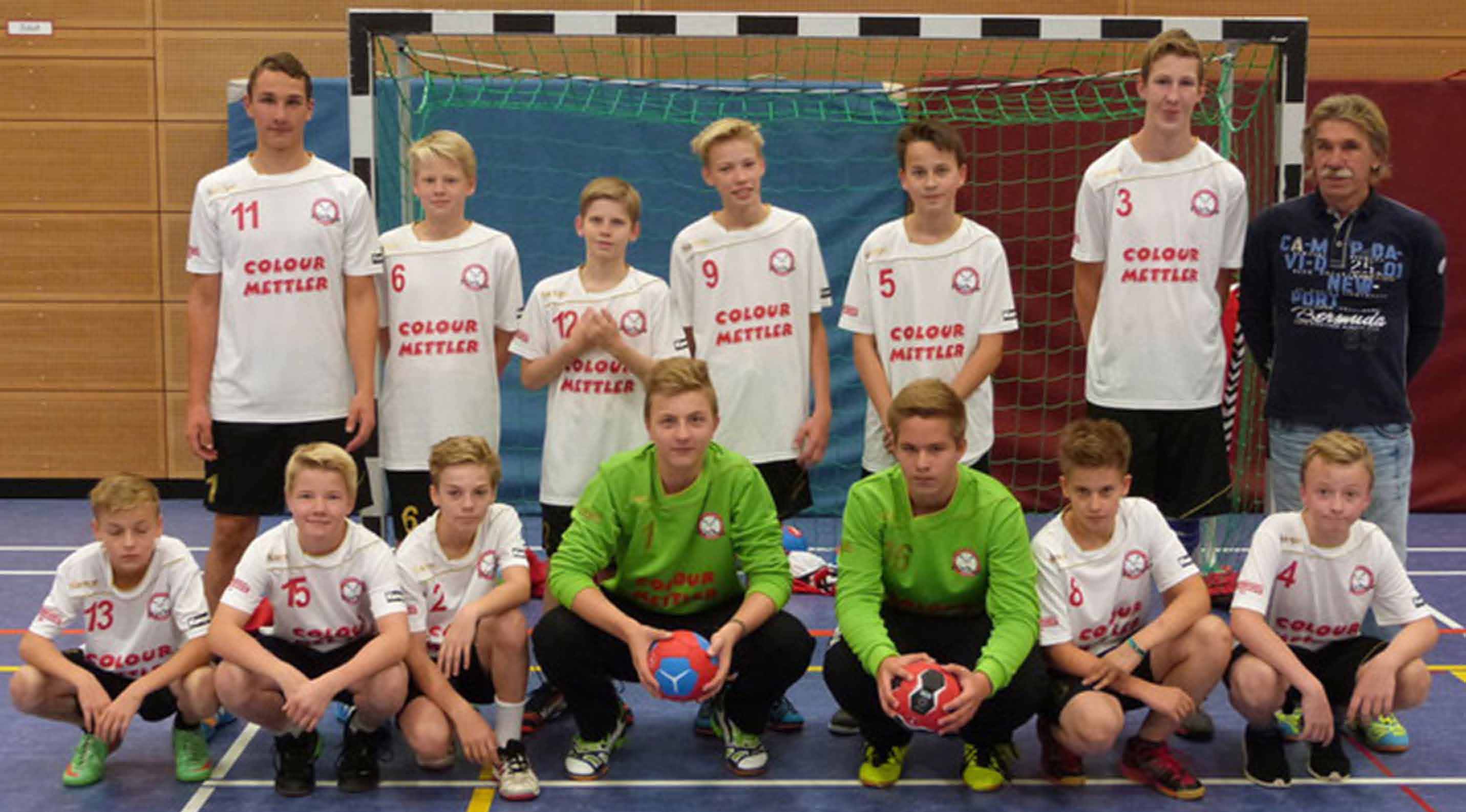 Handball - Kinder und Jugend Unsere Trainer sind erfahrende Handballer. Spiel in einer Mannschaft Handball und gewinn gemeinsam mit deinen Teamkameraden. In der Halle und draußen bei Turnieren.