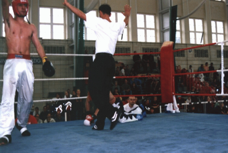 Deutsche Meisterschaft in Leipzig 2002 Kickboxen: Ontinian-Brüder Doppelsieger Howik Ontinian 60kg besiegtin Finale Mike List aus Berlin durch K Bei der Deutschen Meisterschaft im Kickboxen in