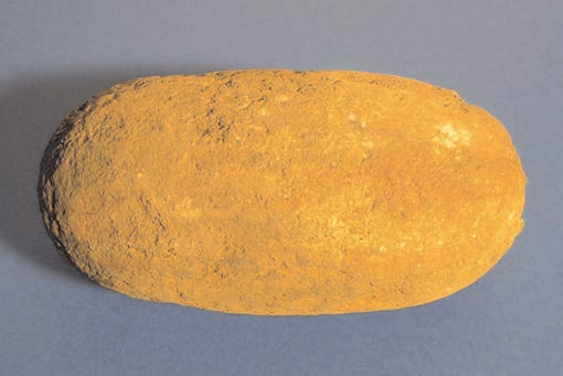Abb. 80: Der ovale, 1,65 kg schwere Granitstein mit eiserner Öse lag auf dem Fußboden in der Wohnstube unterhalb der Fensteröffnung.