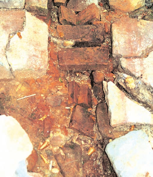 Abb. 83: Der Vitriolölofen 1 misst 3,50 m x 2,00 m, die mit zwei Steinlagen gemauerte Ofenbasis ist mit einer massiven Steinplatte bedeckt.