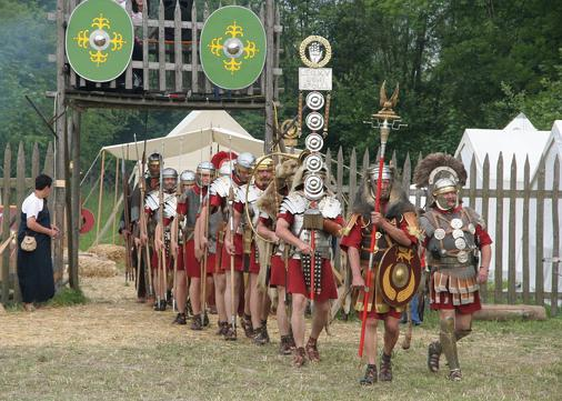 04 Die militärische Einheit der Centurie Die Legionen wurden ihrerseits unterteilt in Centurien. Jede Centurie bestand aus 80 voll ausgerüsteten Kriegern.