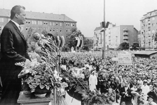 Die Westdeutsche Reaktion Konrad Adenauer (Bundeskanzler) beruhigte die Bevölkerung und verwies auf nicht genannte Reaktionen, die gemeinsam mit den Alliierten folgen würden.