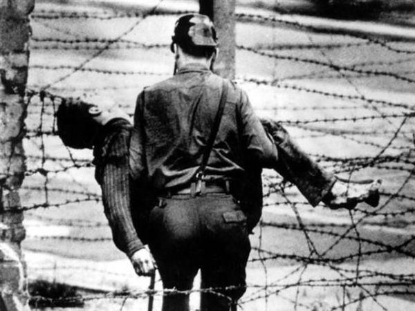 Die Reaktion der DDR Die politische Führung feiert den Bau der Mauer, es ging ihr nur darum, den Flüchtlingsstrom zu stoppen.